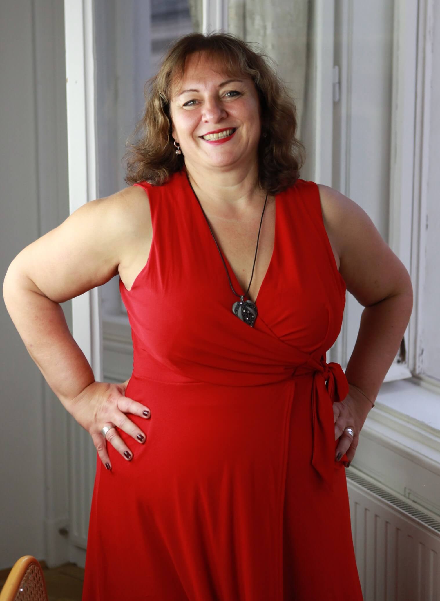 stehend rotes Kleid stehend rotes Kleid