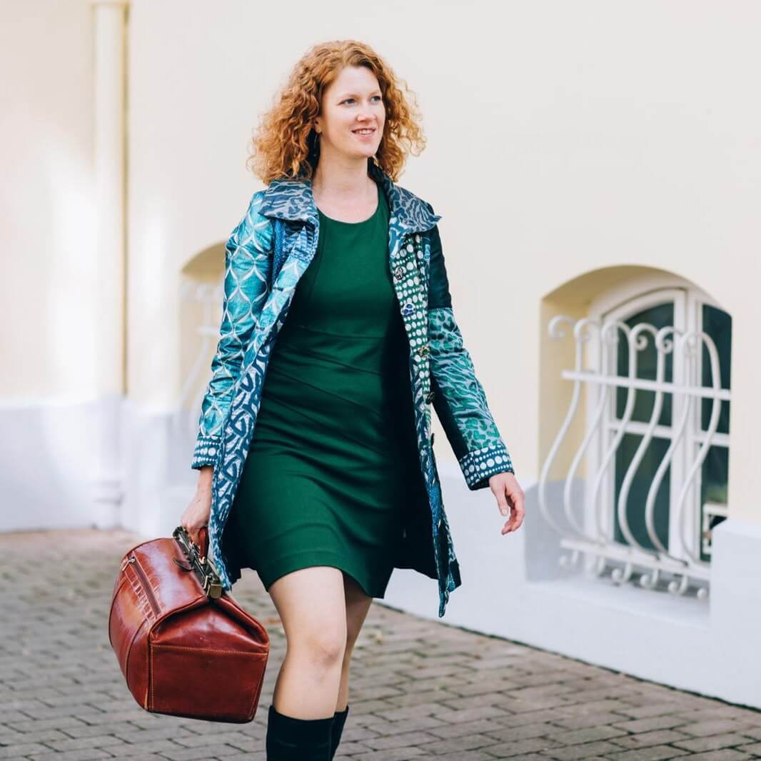 Foto Hebamme mit Koffer - Ulrike Fichte