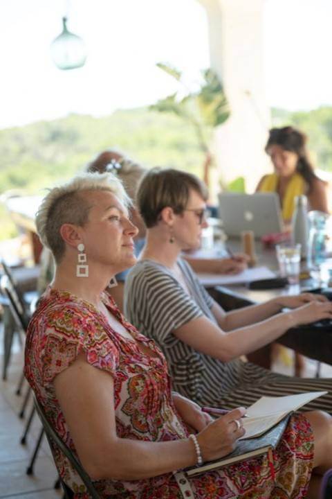 Konzentriert auf der Terrasse