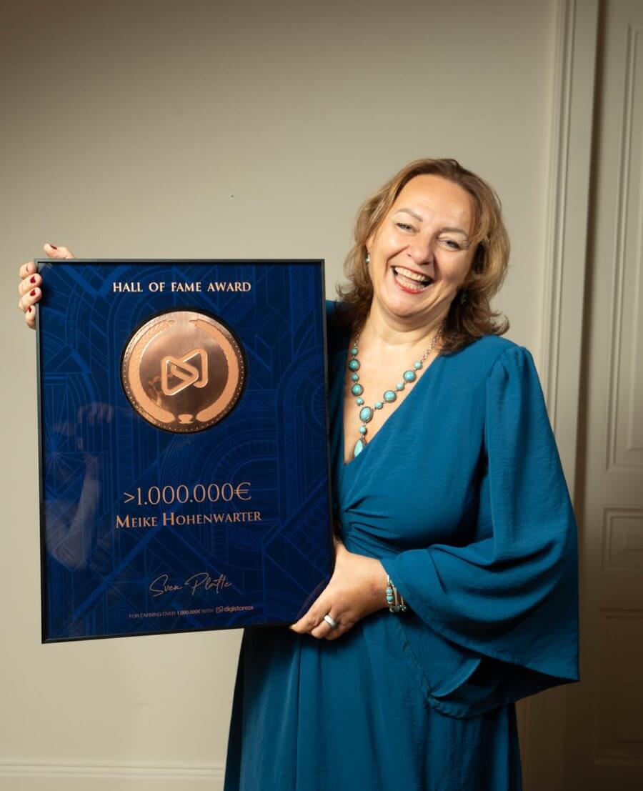 Meike Hohenwarter mit dem Digistore24 Hall of Fame Award