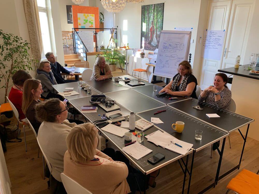 Die Runde der Wien Workation bei der Arbeit im Soul Sisters Loft