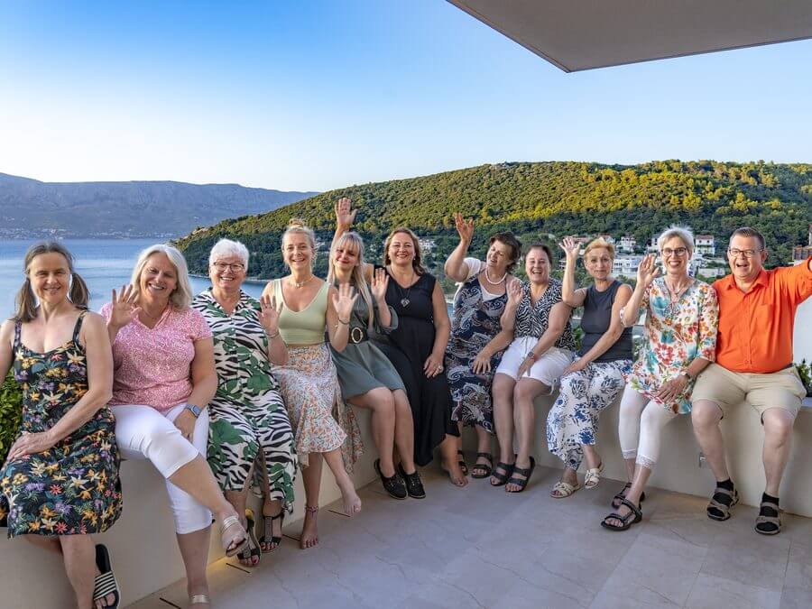 Meike Hohenwarter mit ihrer Gruppe auf einer Terrasse am Meer