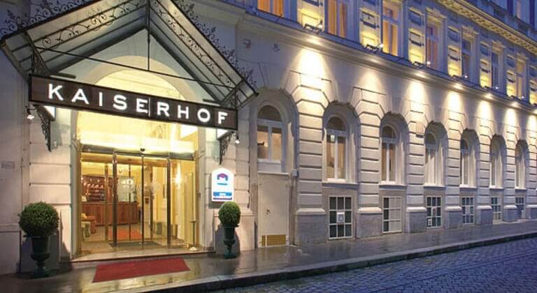 Eingang des Wiener Innenstadthotels, in dem Meike Hohenwarter mit 26 Hoteldirektorin war