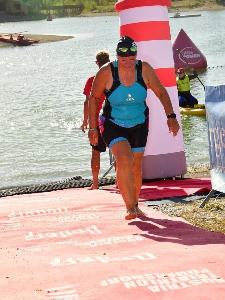 Meike Hohenwarter beim Schwimmausstieg nach 750 Metern
