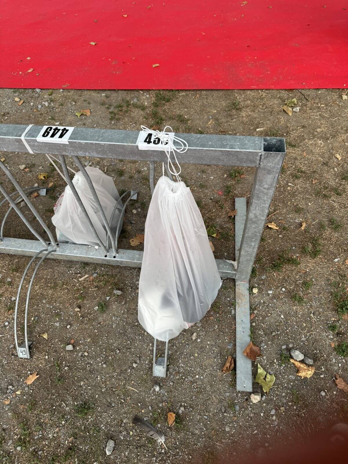 Ein Wechselbeutel hängt am Radständer in der Wechselzone