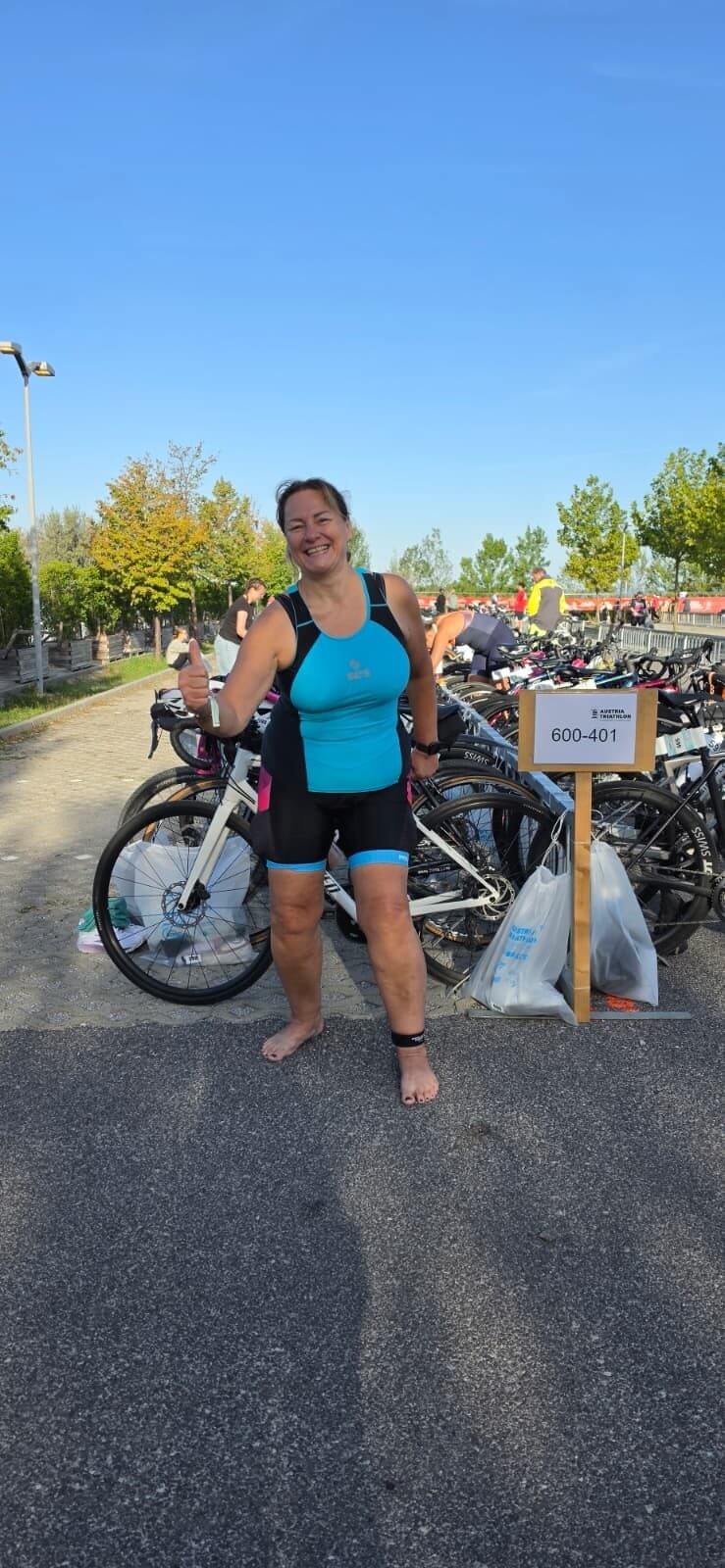 Meike Hohenwarter mit ihrem Rad in der Wechselzone
