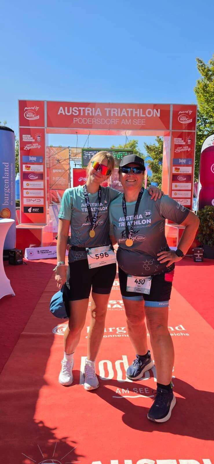 Meike Hohenwarter und Nina mit Medaillen im Ziel in Podersdorf