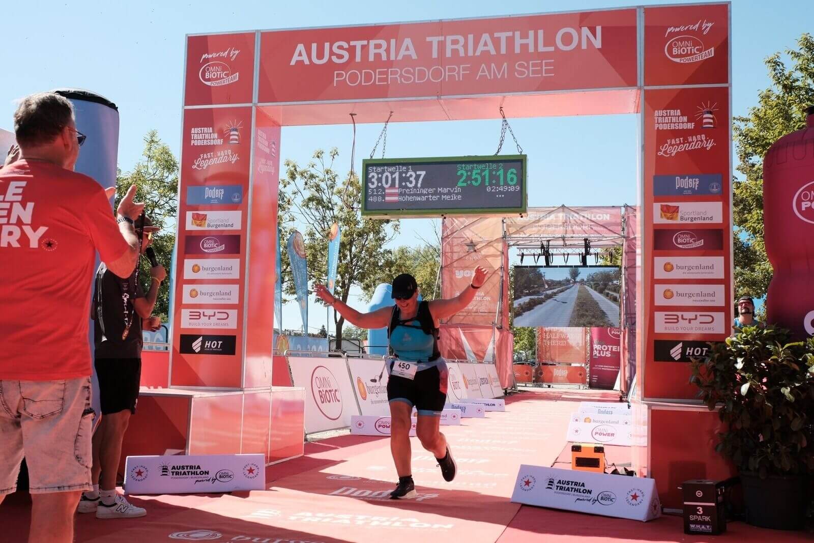 Meike Hohenwarter läuft beim Austria Triathlon in Podersdorf am See ins Ziel
