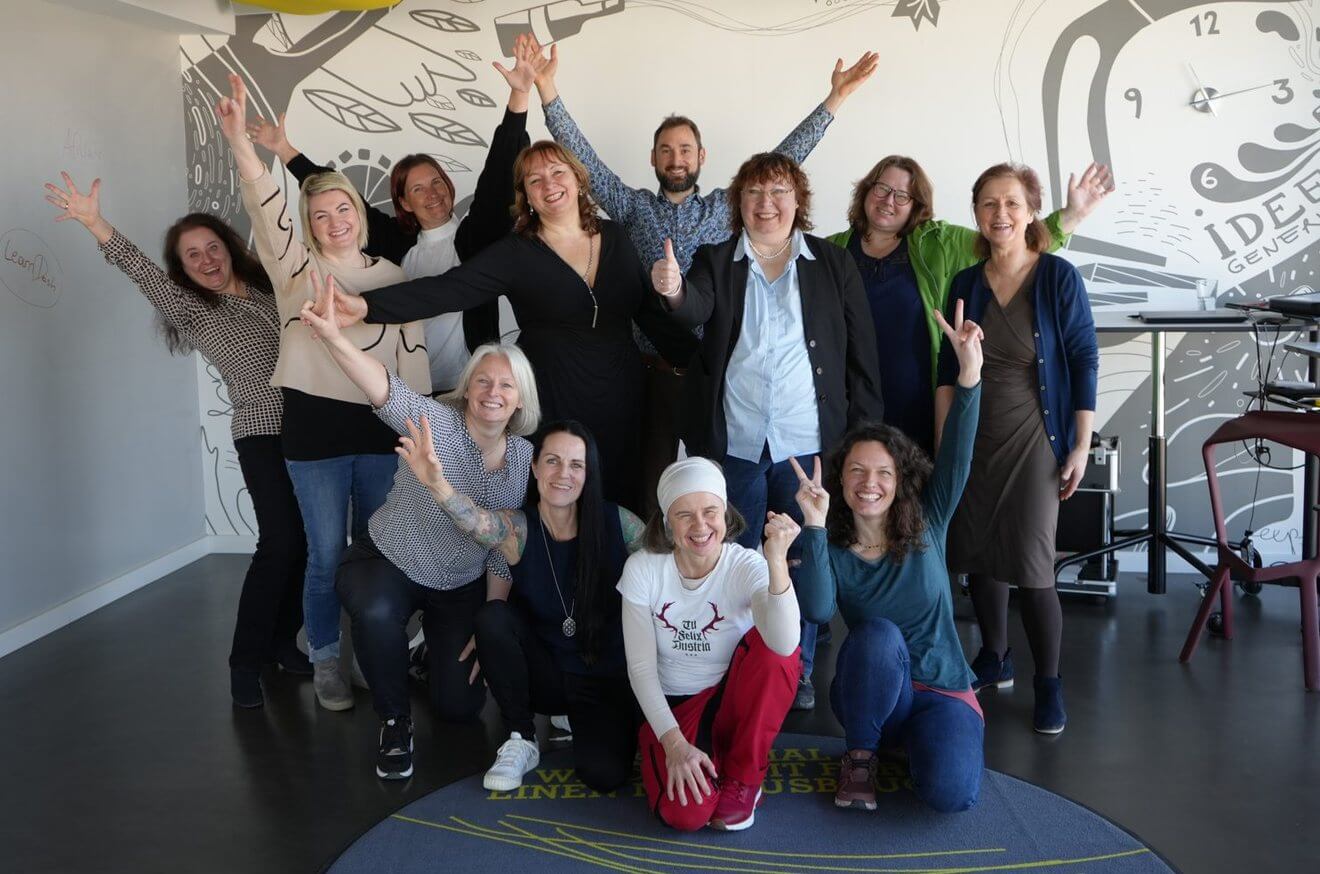 Teilnehmer:innen der Wien Workation lachen gemeinsam im Soul Sisters Loft in Wien