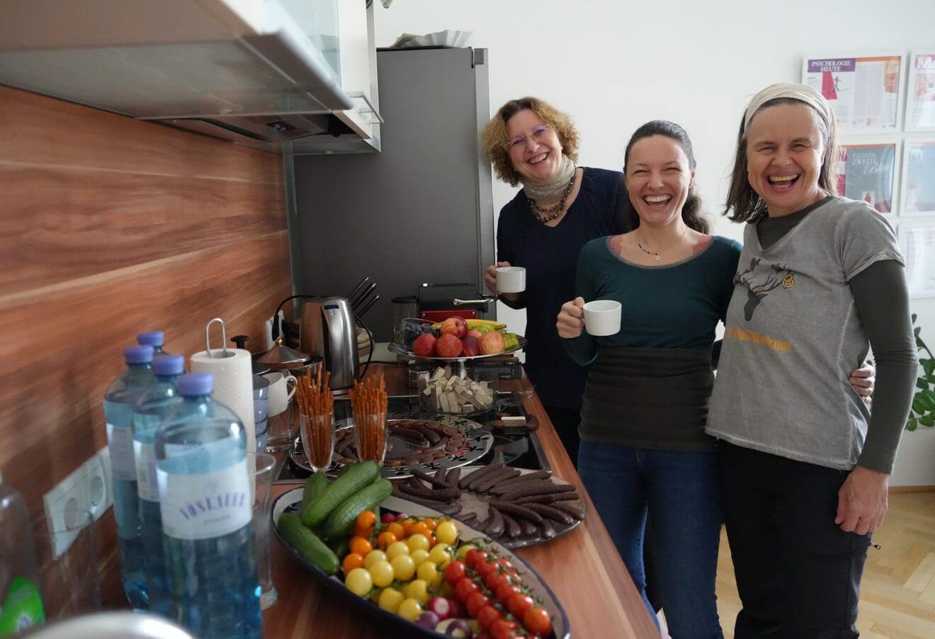 Kaffeepause in der Loft-Küche: drei Frauen im Gespräch bei der Wien Workation
