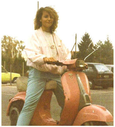 Meike Hohenwarter mit 15 auf ihrer rosa Vespa