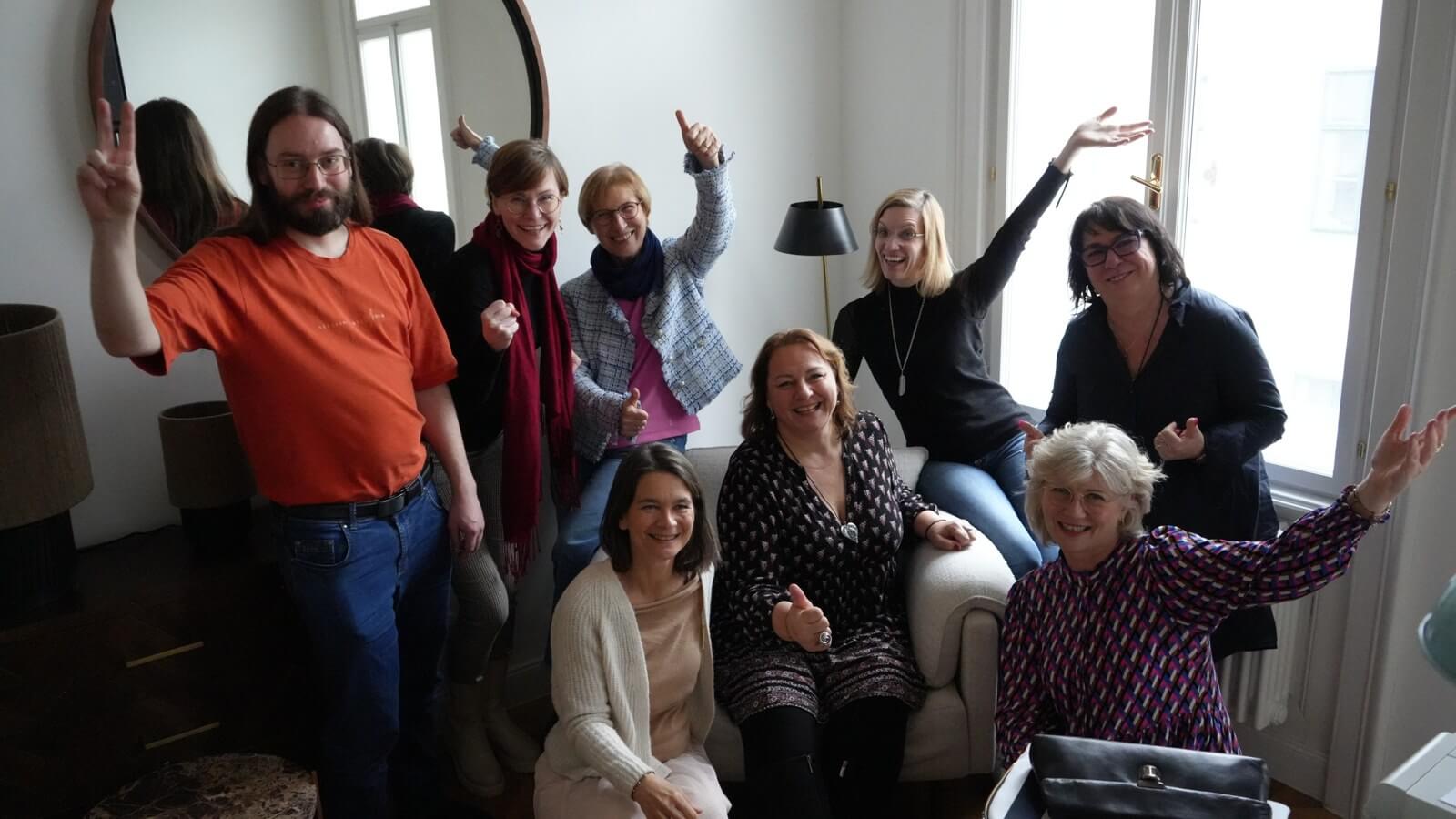 Teilnehmer:innen der Vienna Community Days jubeln gemeinsam im Raum